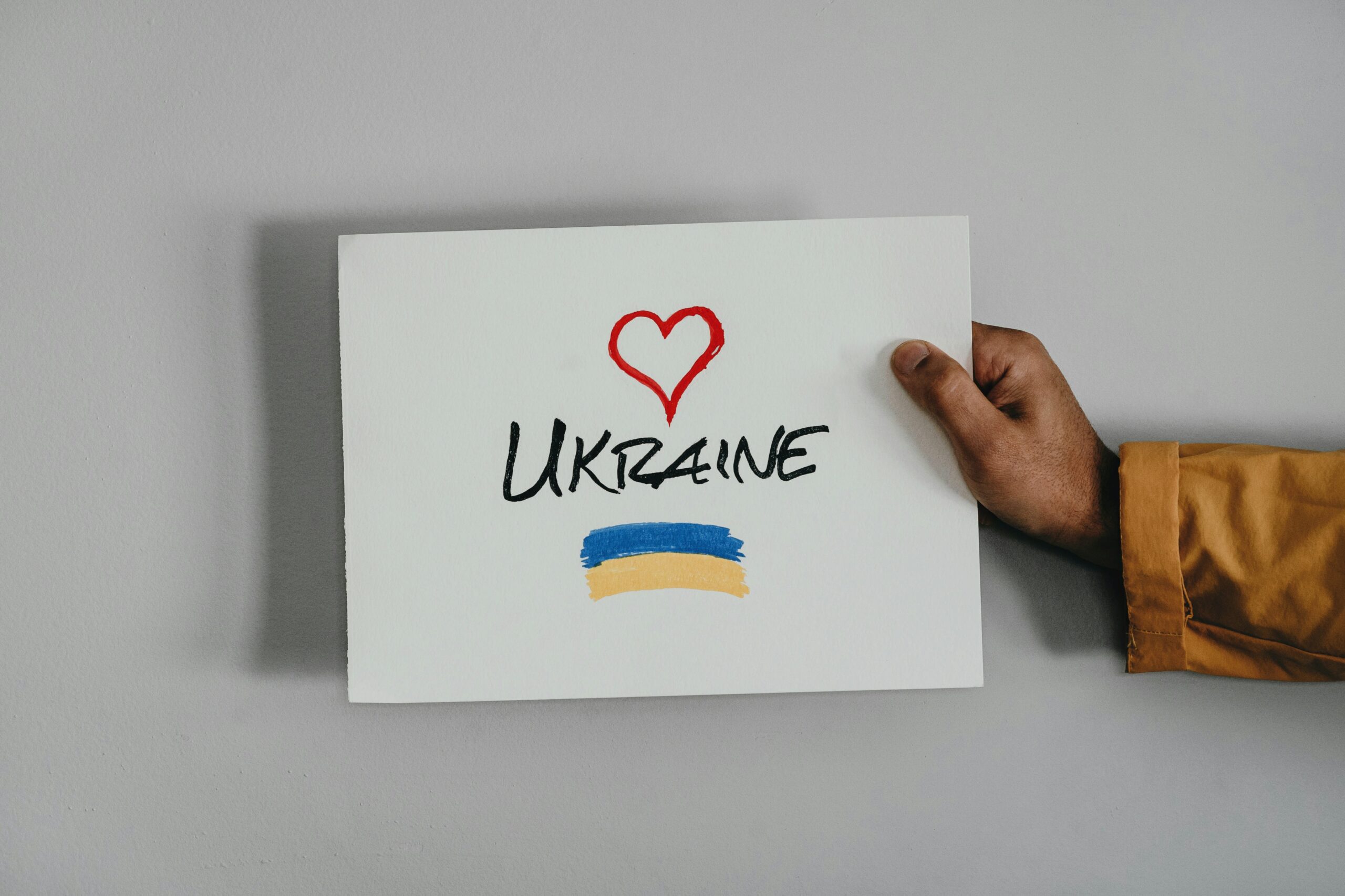 надпис "Ukraine" на білому аркуші паперу